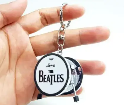 Omezená Nabídka Přívěsek na klíče Music Legends PPT-BD001 Ludvig The Beatles Bass Drum Miniature